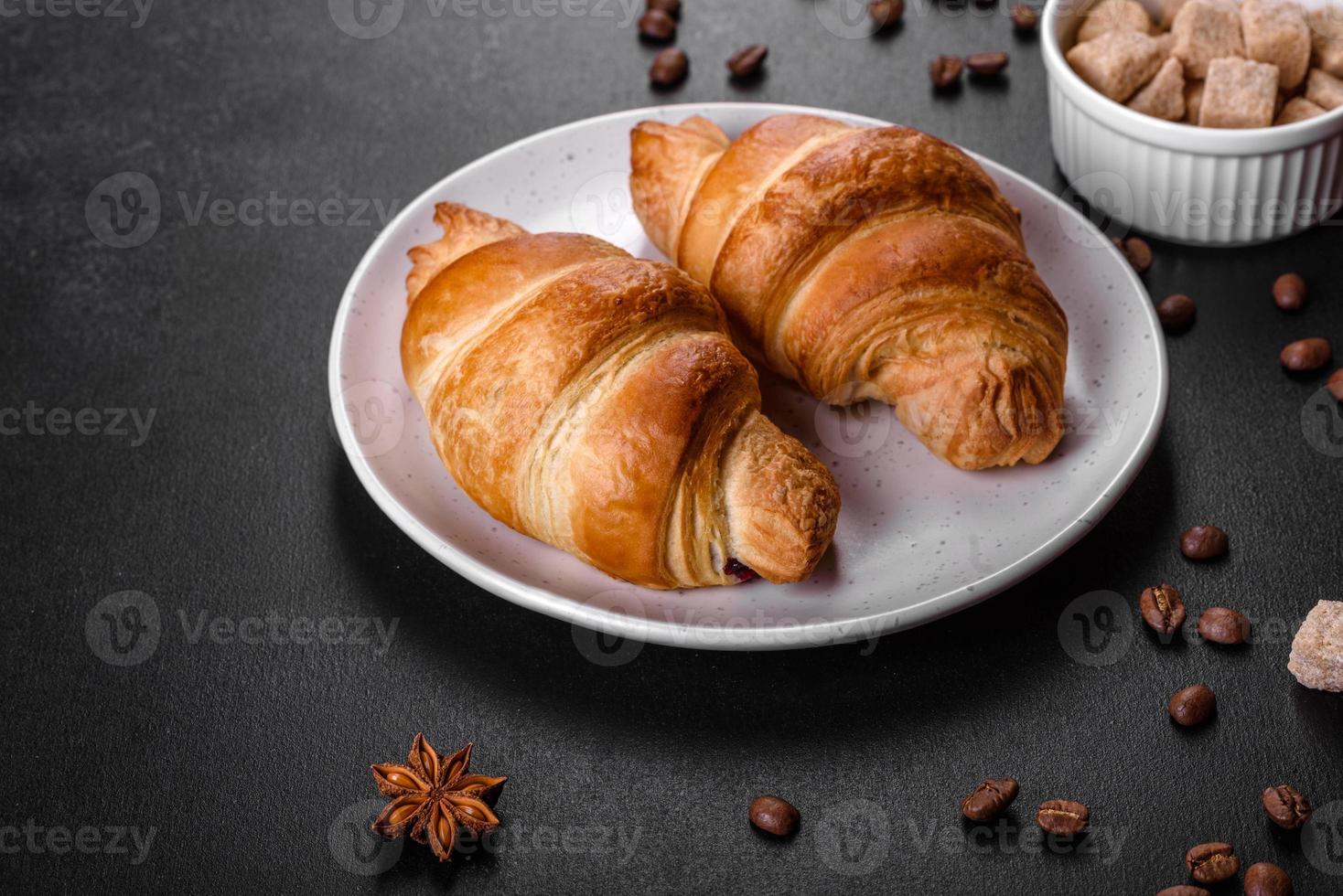 Croissant français délicieux et frais avec une tasse de café parfumé photo