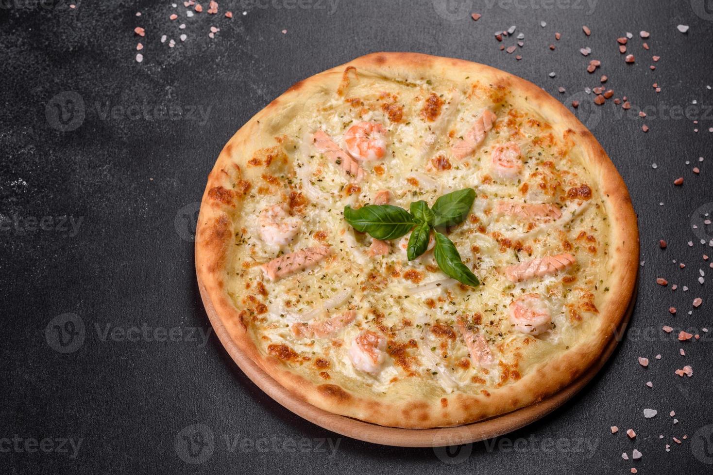 délicieuse pizza au four aux fruits de mer frais photo