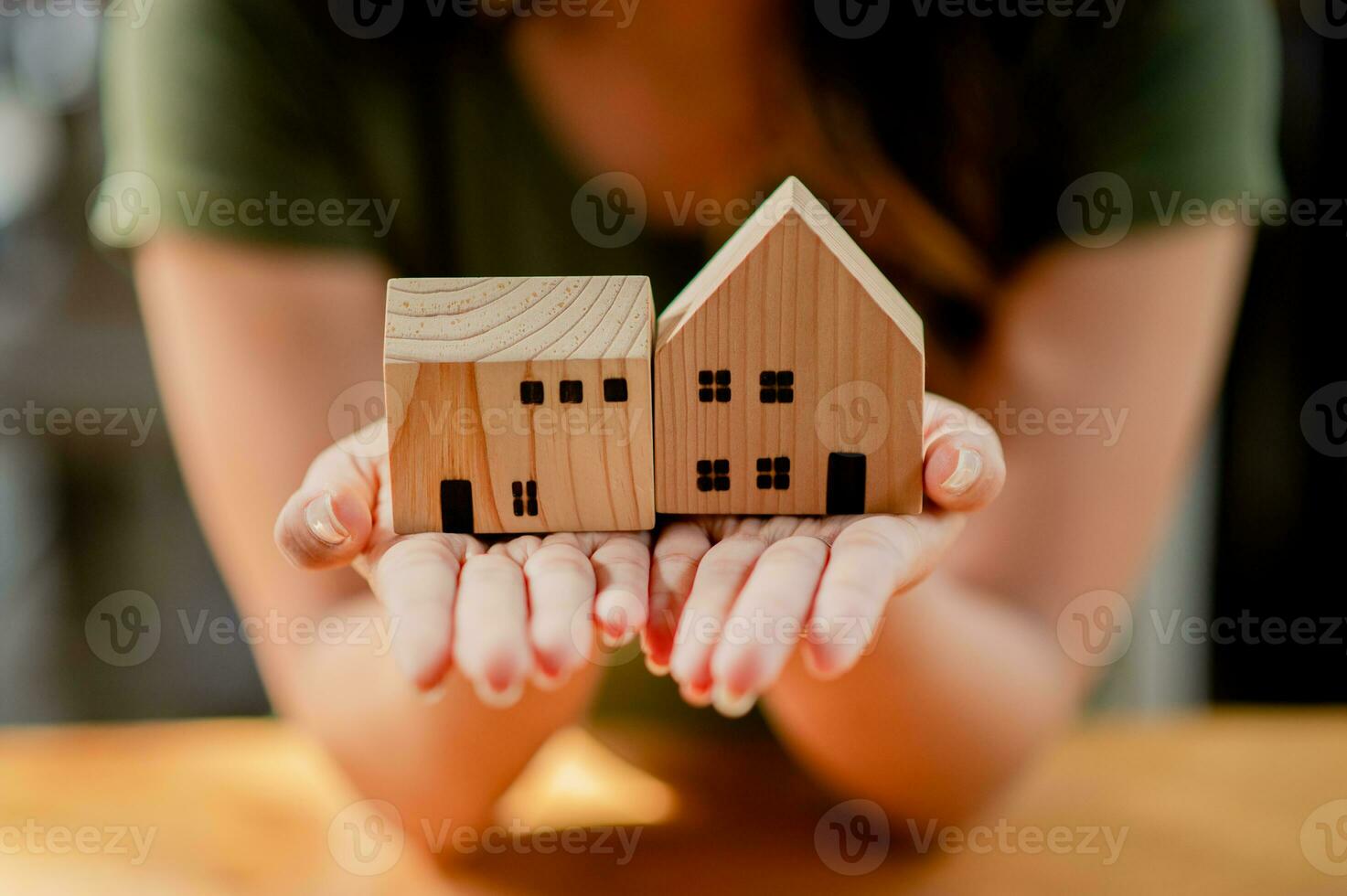en bois loger, Résidentiel loger, villa réel domaine, vente une loger, achat une loger, premier loger, maison projet, maison dans le mains de petit rêves de gens qui vouloir à avoir une maison. photo