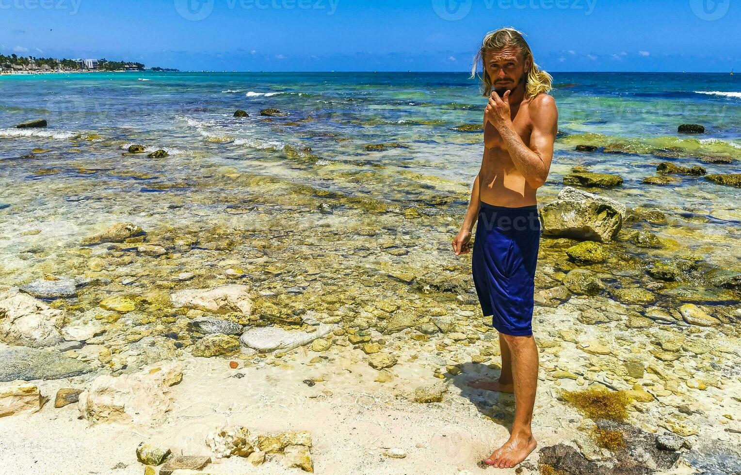 Masculin touristique en voyageant homme posant modèle playa del Carmen Mexique. photo