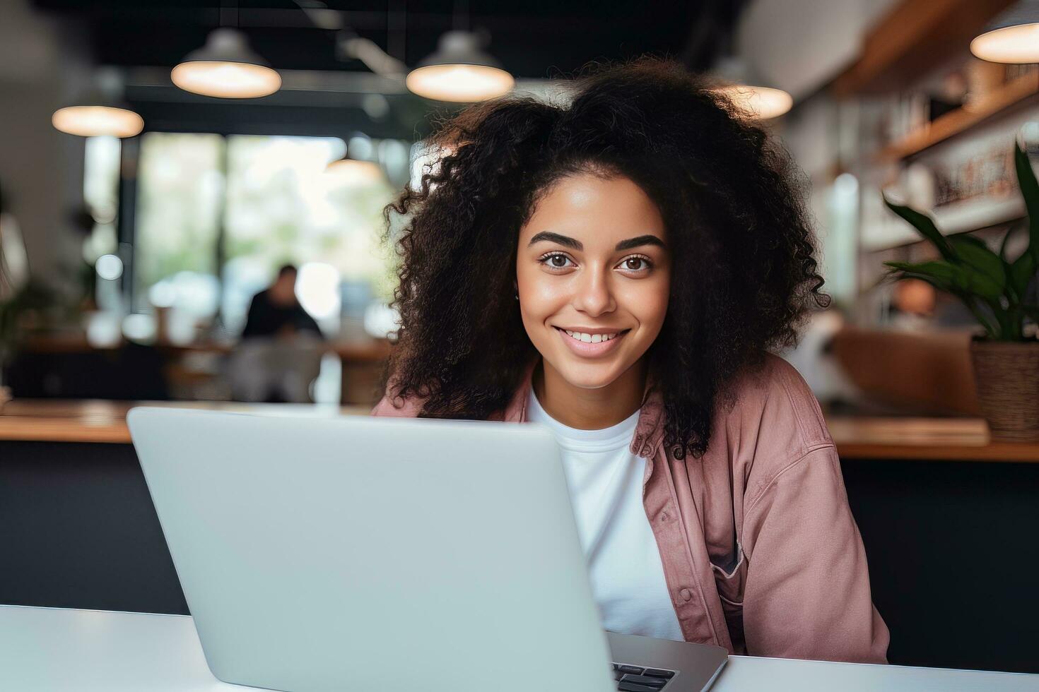 portrait de magnifique noir femelle étudiant apprentissage en ligne dans café boutique, Jeune africain américain femme études avec portable dans café, Faire devoirs photo