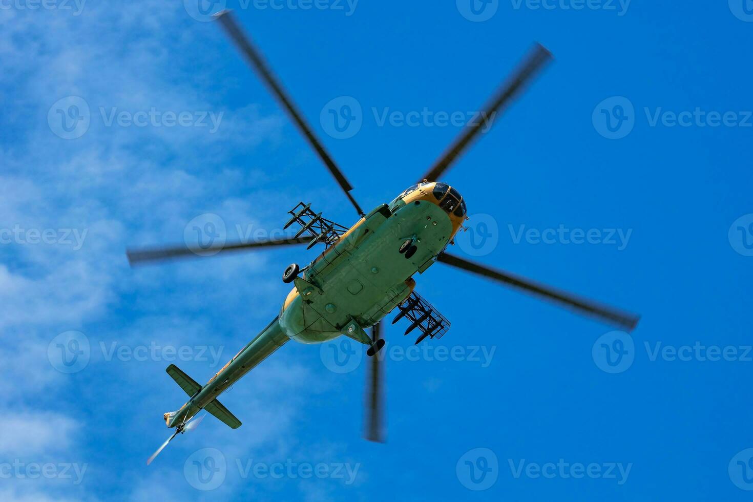 sans titre militaire hélicoptère à air base. air Obliger et armée vol transport. aviation et giravion. transport et pont aérien. militaire industrie. photo