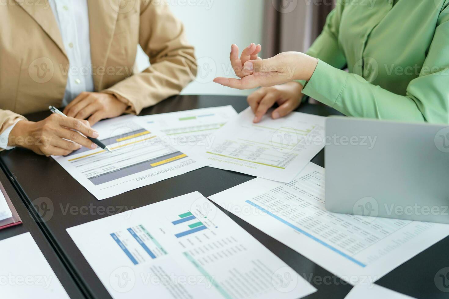 affaires gens réunion conception des idées professionnel investisseur travail Nouveau début en haut projet. homme d'affaire et femme d'affaires travail ensemble réunion concept photo