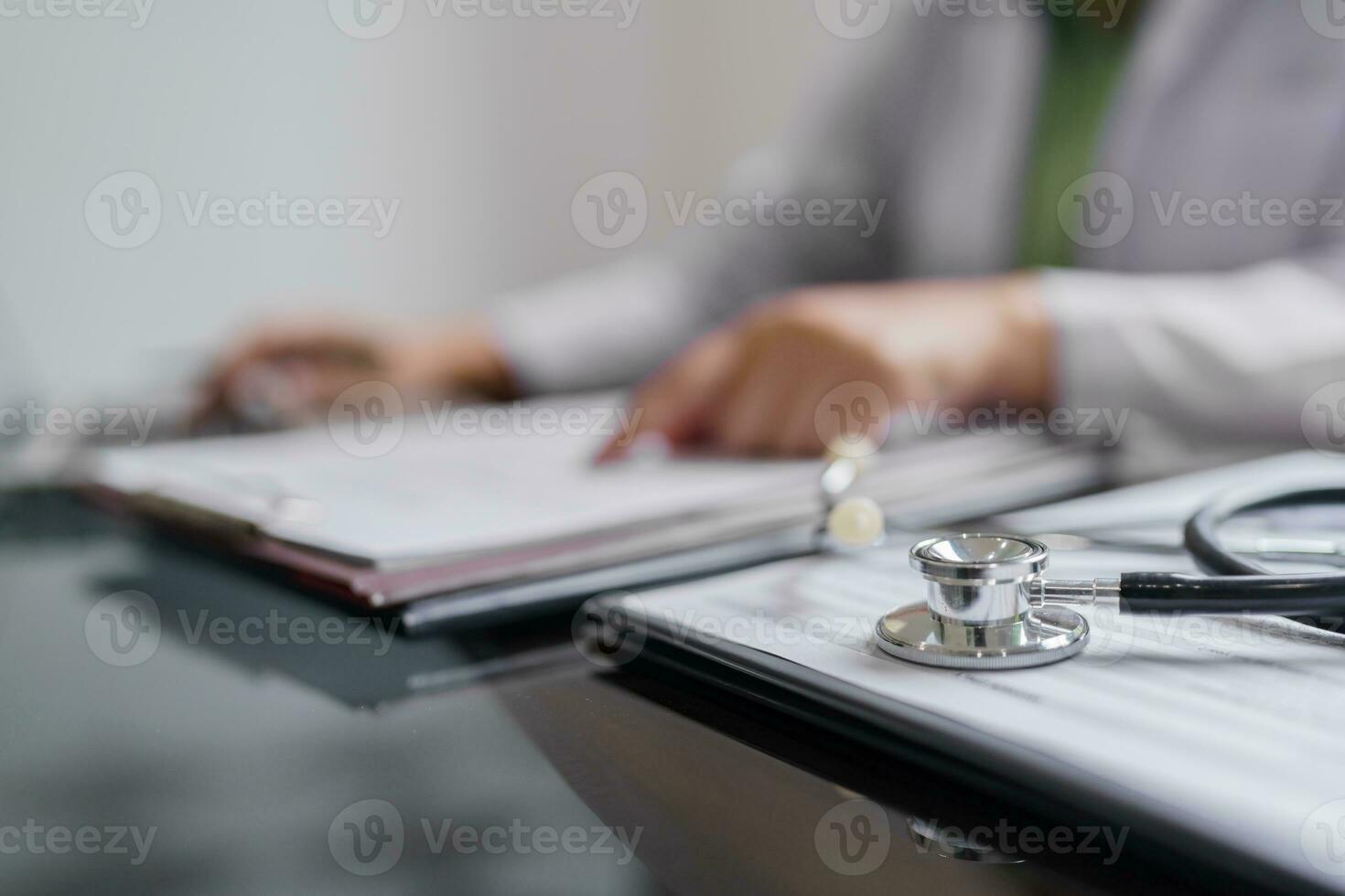 professionnel médical médecin dans blanc uniforme robe manteau entretien consultant patient. photo