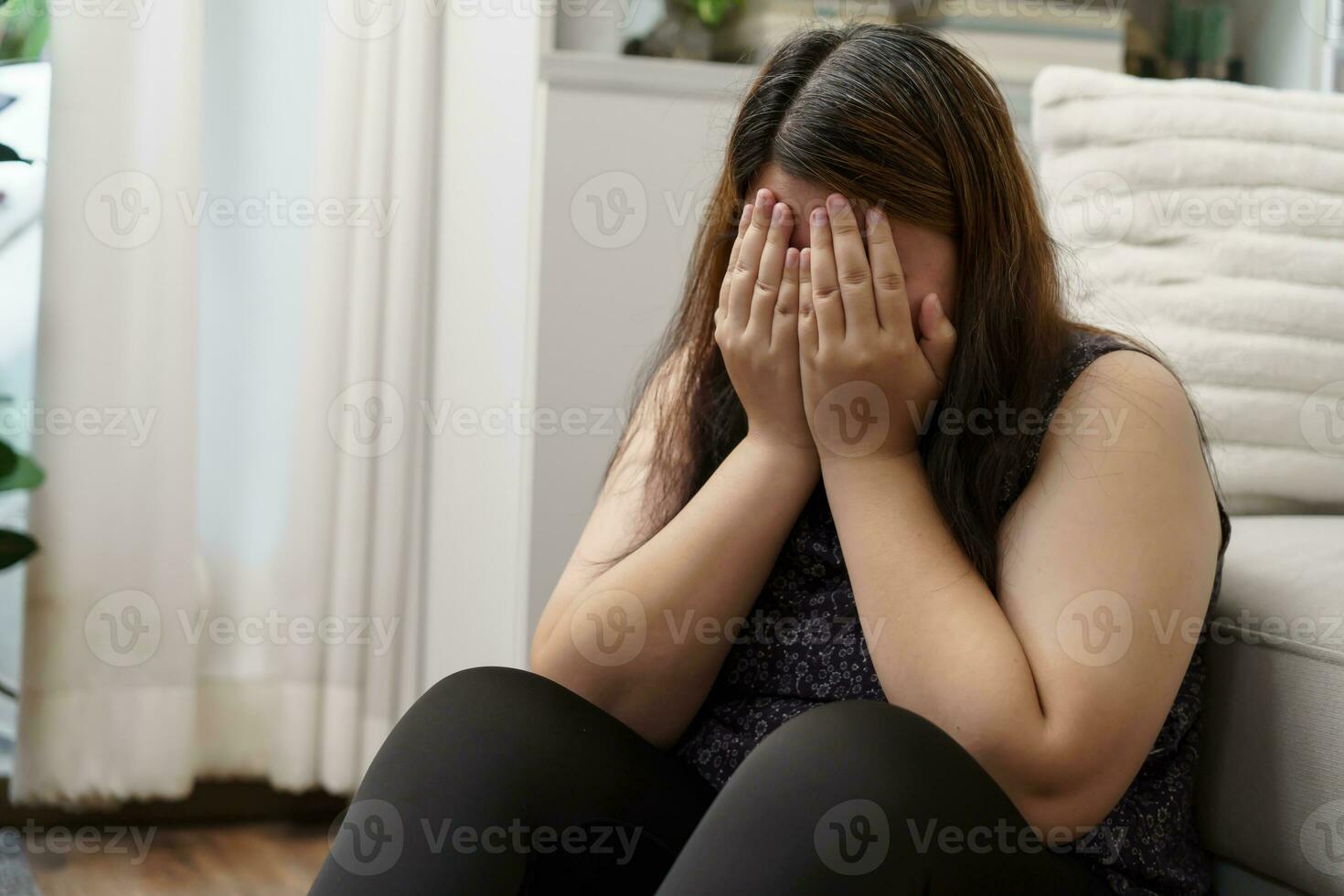 triste en surpoids plus Taille femme en pensant à propos problèmes sur canapé dérangé fille sentiment solitaire et triste de mal relation ou déprimé femme désordre mental santé photo