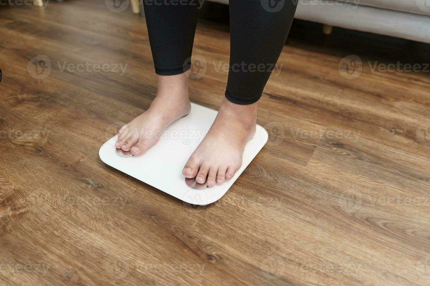 graisse régime et échelle pieds permanent sur électronique Balance pour poids contrôle. la mesure instrument dans kilogramme pour une régime contrôle. photo