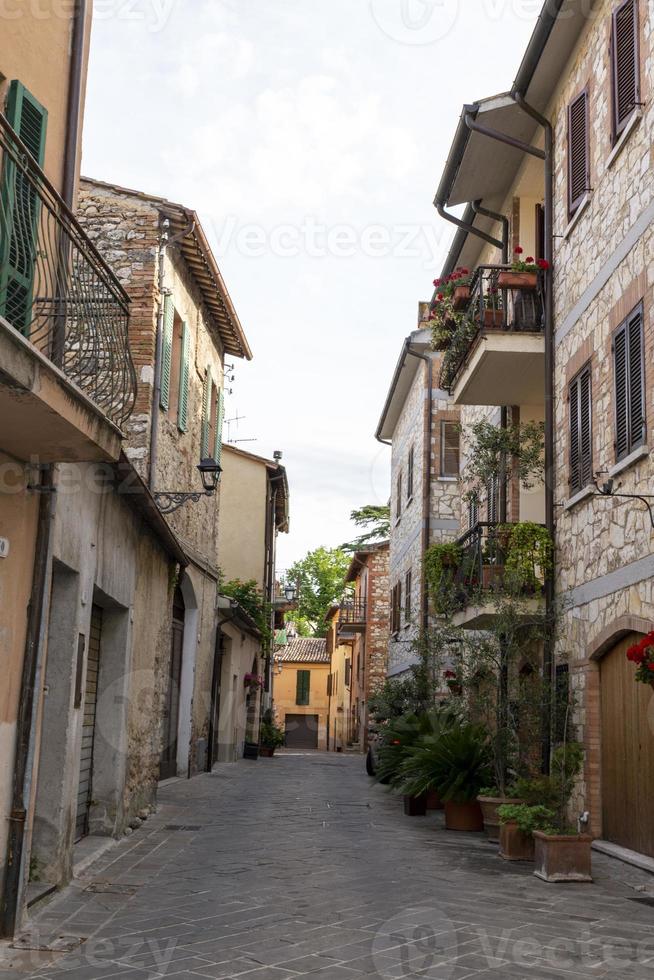 Bâtiments dans le village de San Gemini, Italie, 2020 photo