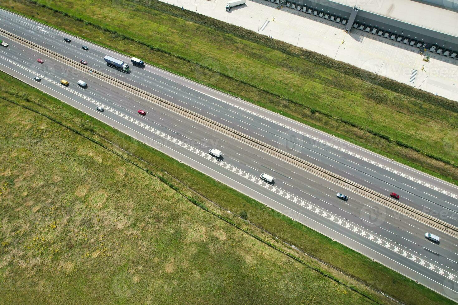 haute angle vue de Britanique autoroutes et autoroutes et circulation sur m1 jonction 11a de luton et instable Angleterre Royaume-Uni. image a été capturé sur août 15ème, 2023 photo