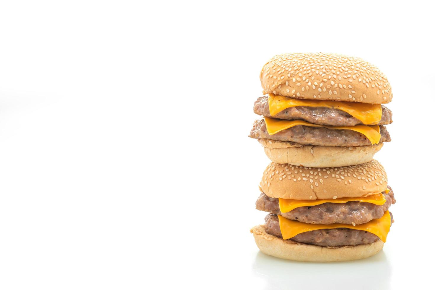 hamburger de porc ou hamburger de porc avec du fromage isolé sur fond blanc photo