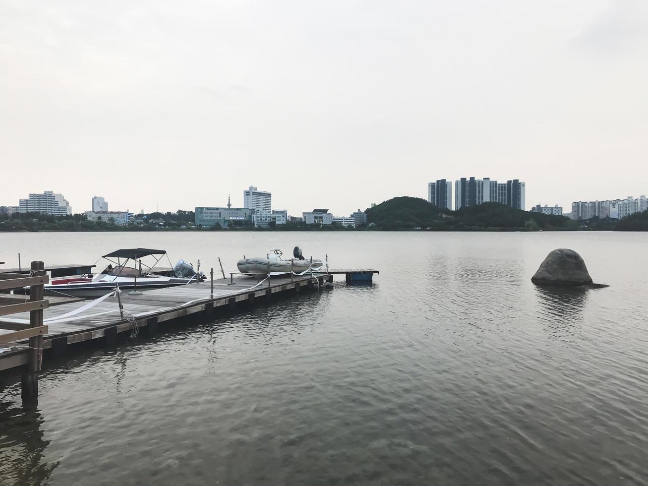 la petite jetée sur le lac de la ville de sokcho. Corée du Sud photo