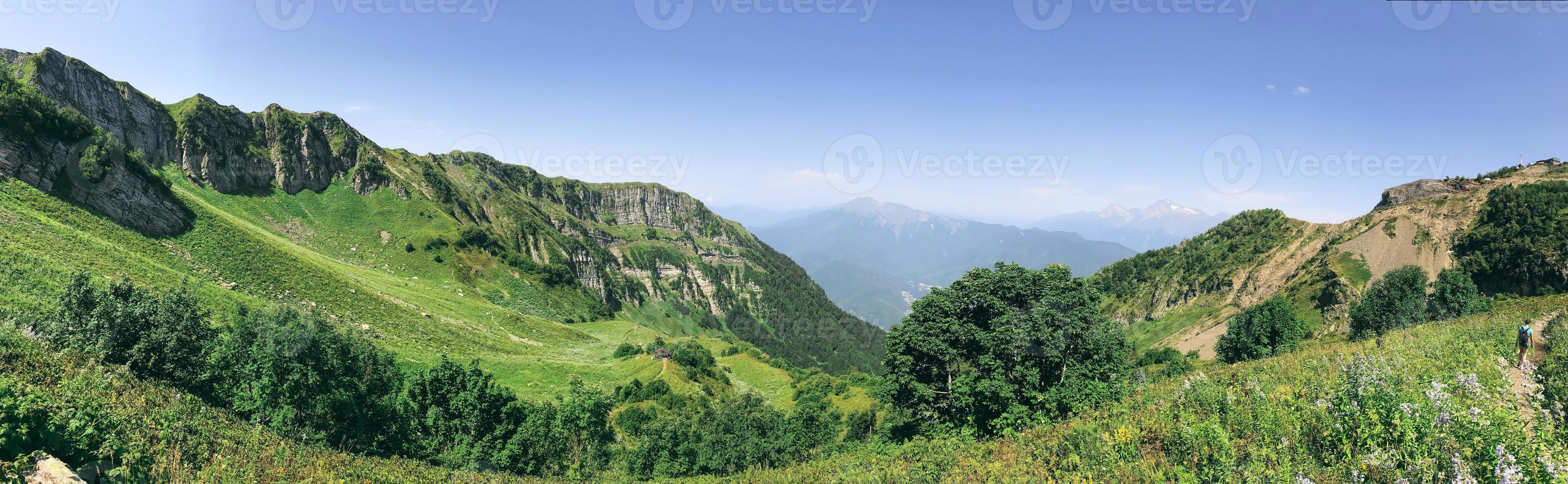 beau panorama d'été dans les montagnes du caucase. roza khutor, russie photo