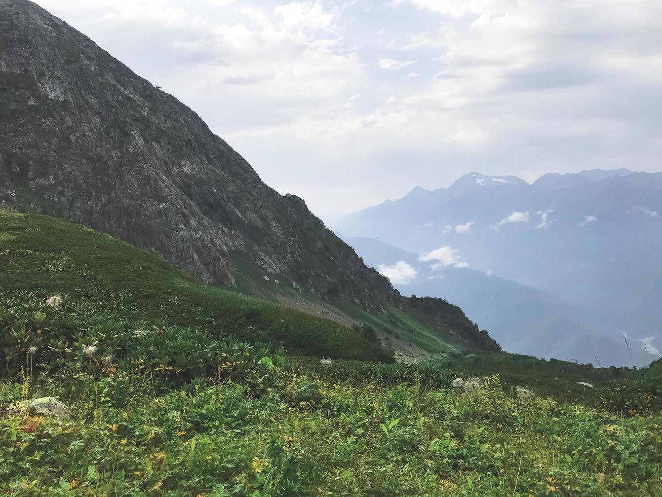 belle vue sur les montagnes du caucase. roza khutor, russie photo