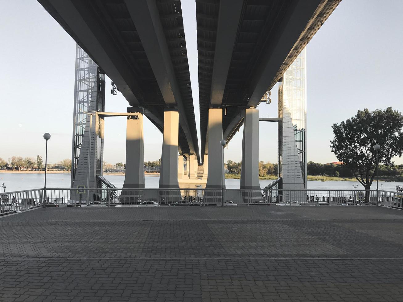 grand pont de beton à rostov am don city. vue de dessous photo