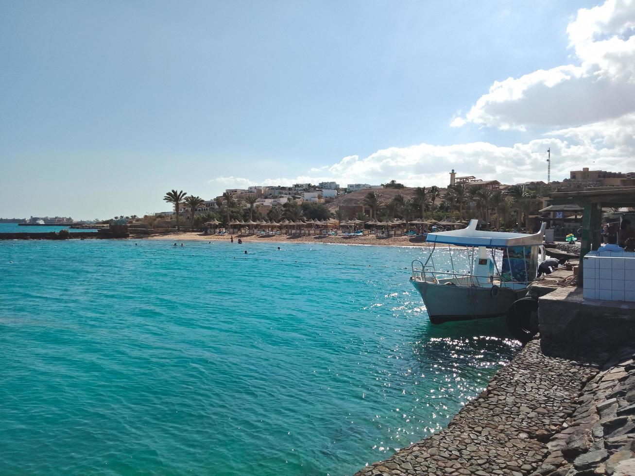 La belle vue sur la plage de la ville d'Hurghada, Egypte photo