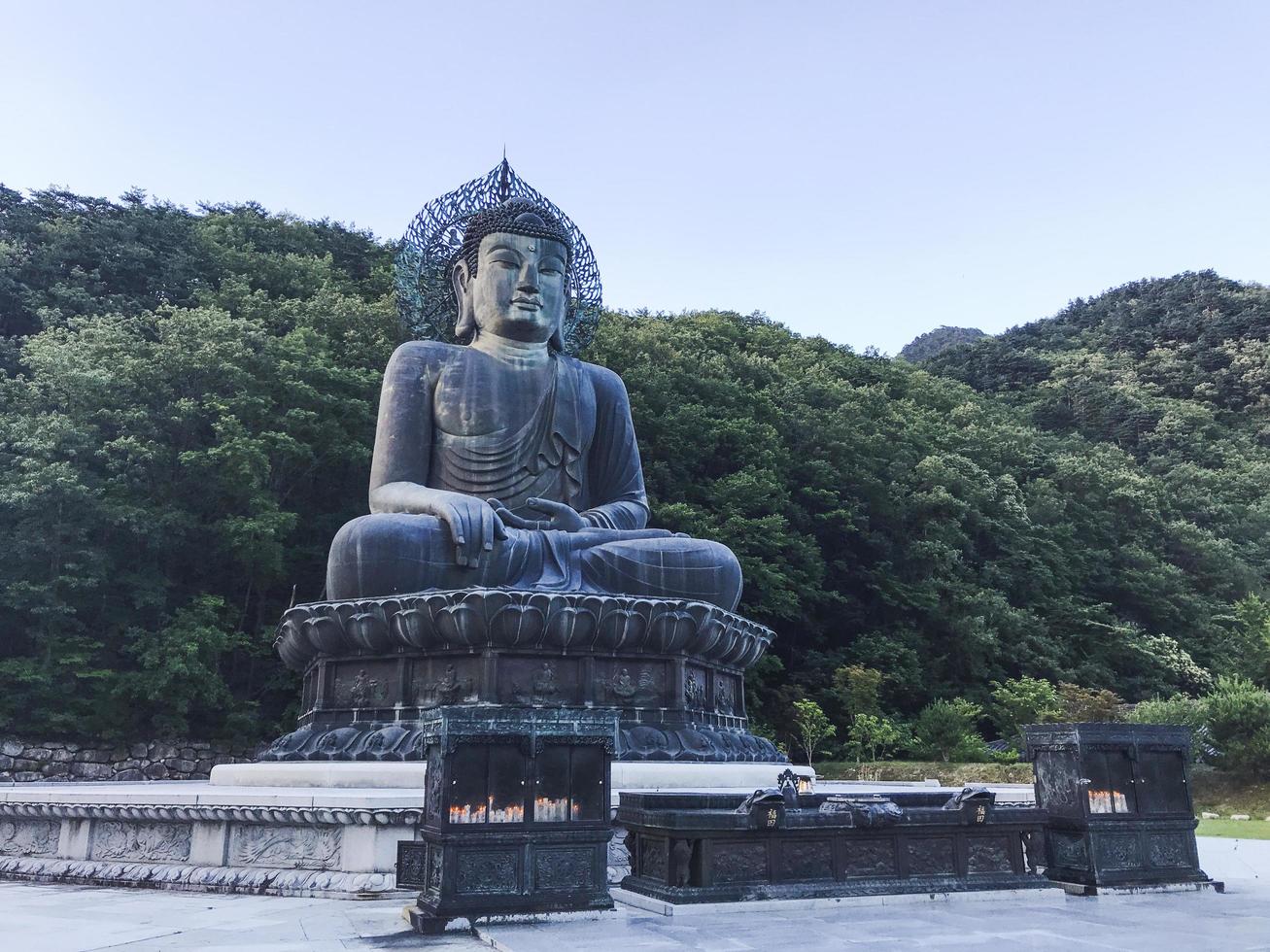 grande statue de bouddha au parc national de seoraksan, corée du sud photo