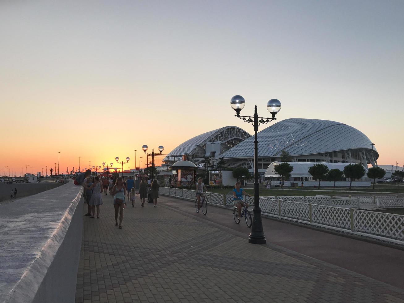 coucher de soleil sur le front de mer de la ville d'adler près du stade fisht, russie, 2019 photo