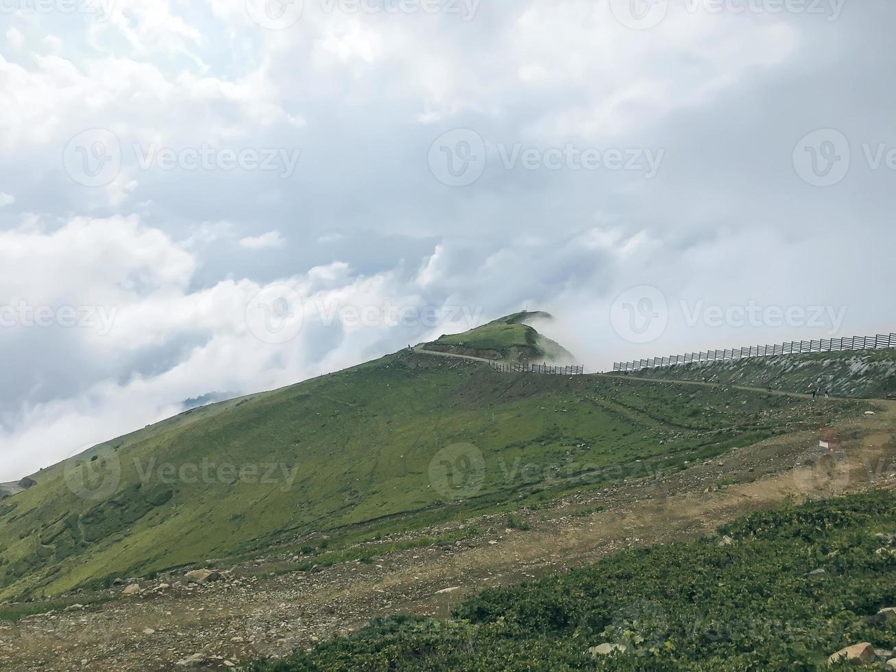 montagnes du caucase enveloppées de nuages à roza khutor, russie photo