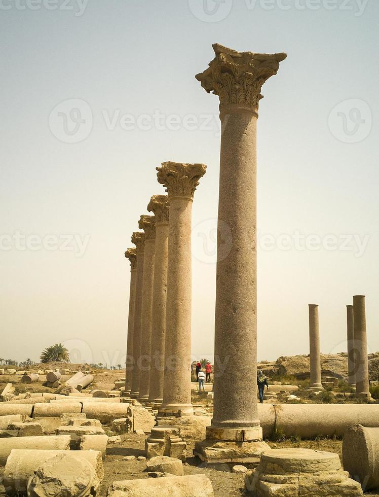 rangée de colonnes anciennes photo