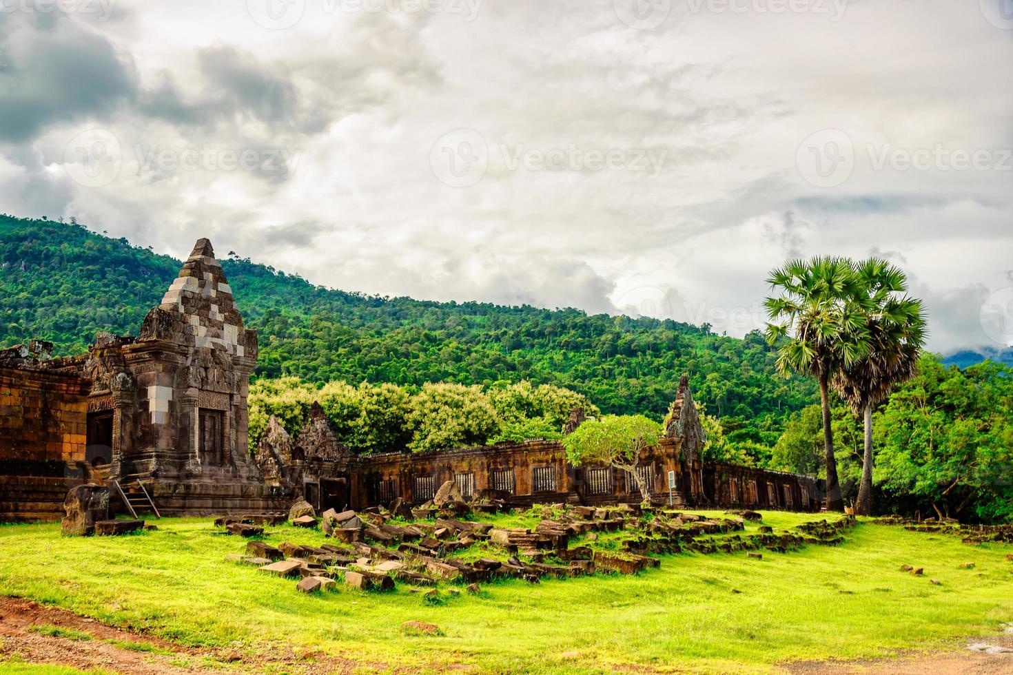 vat phou ou wat phu dans la province de champasak, sud du laos photo