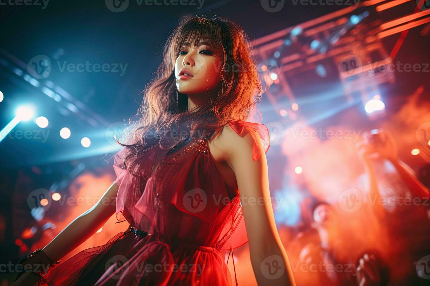 Jeune charmant asiatique k-pop idole fille dans rouge robe sur étape en dessous de fête lumières photo