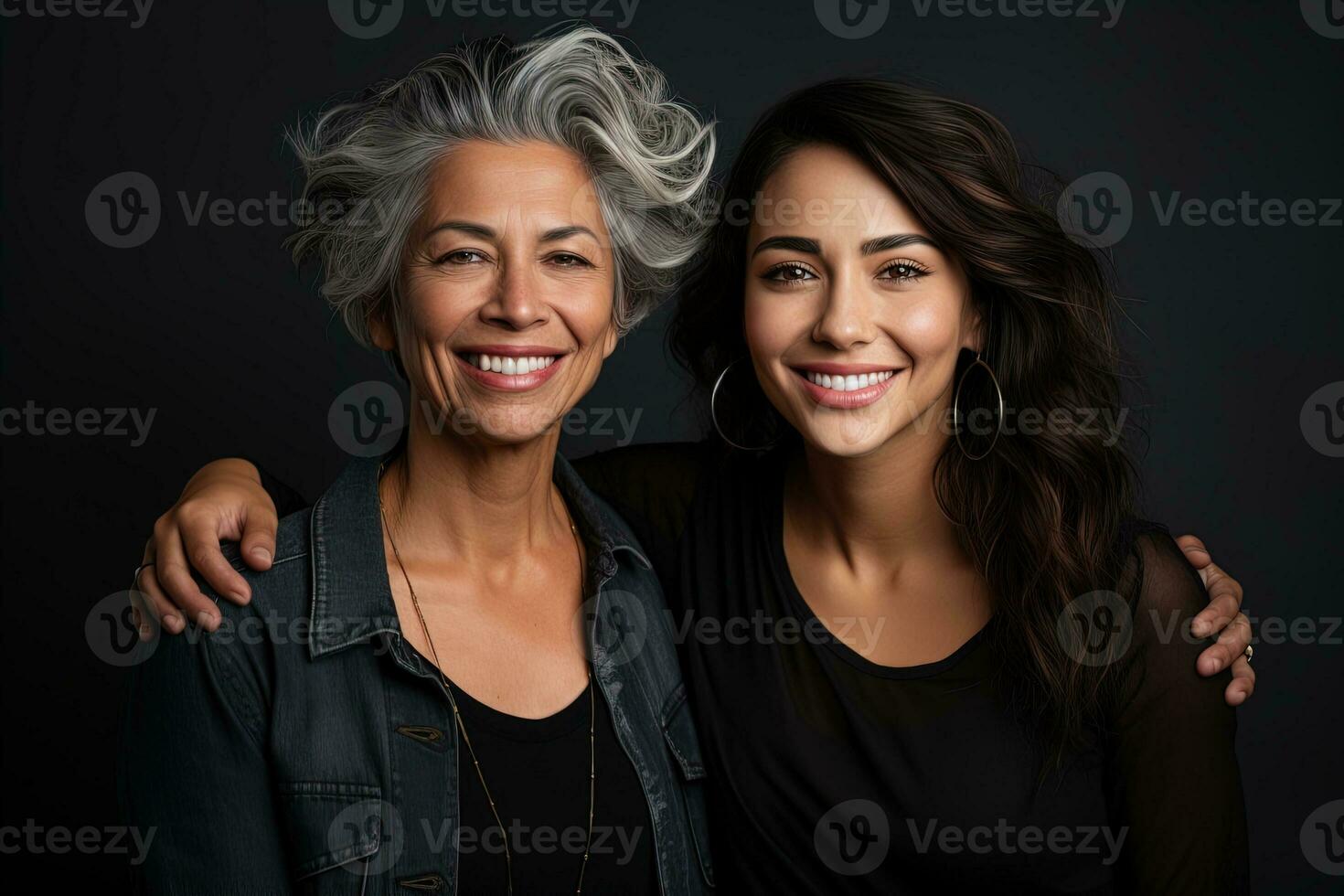 portrait de attrayant une Sénior maman et adulte fille étreindre. famille concept photo