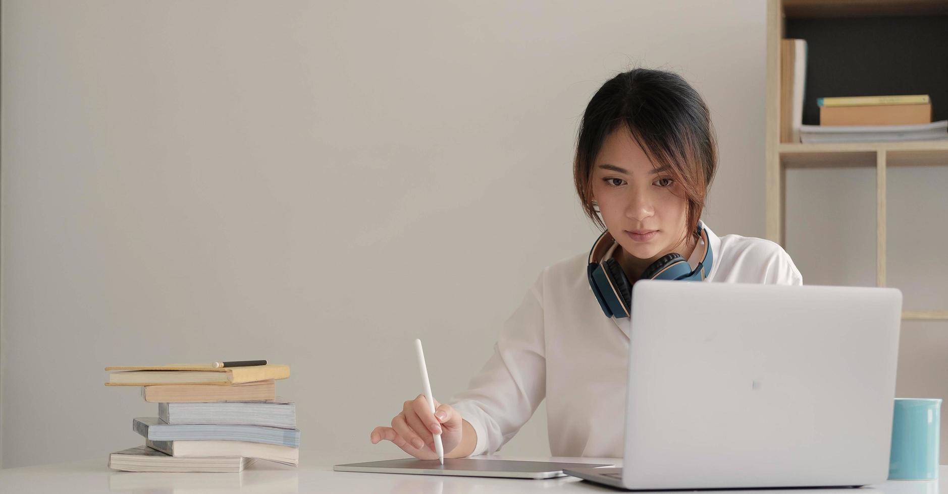 jeune étudiant regardant une leçon en ligne photo