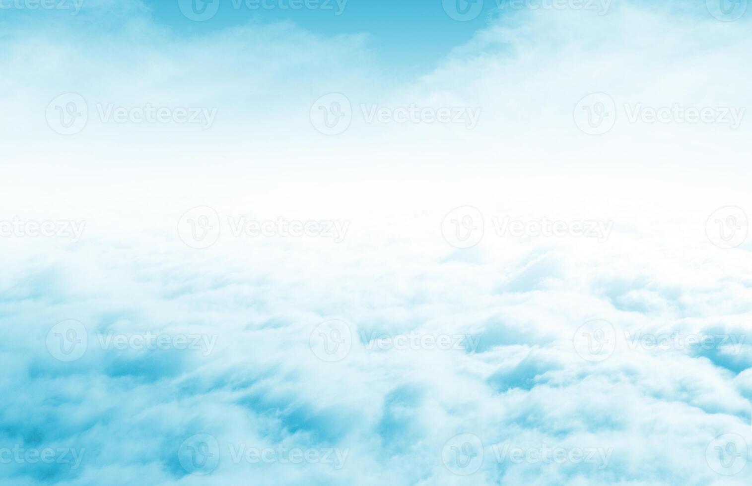 bleu ciel avec certains des nuages. vue plus de le nuages.été bleu ciel nuage pente lumière blanc Contexte. beauté clair nuageux dans ensoleillement calme brillant hiver air antécédent. sombre vif cyan paysage photo