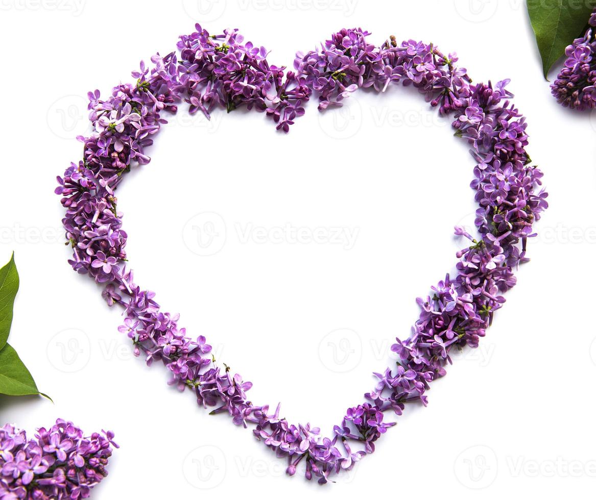 cadre de branches et de fleurs de lilas en forme de coeur photo