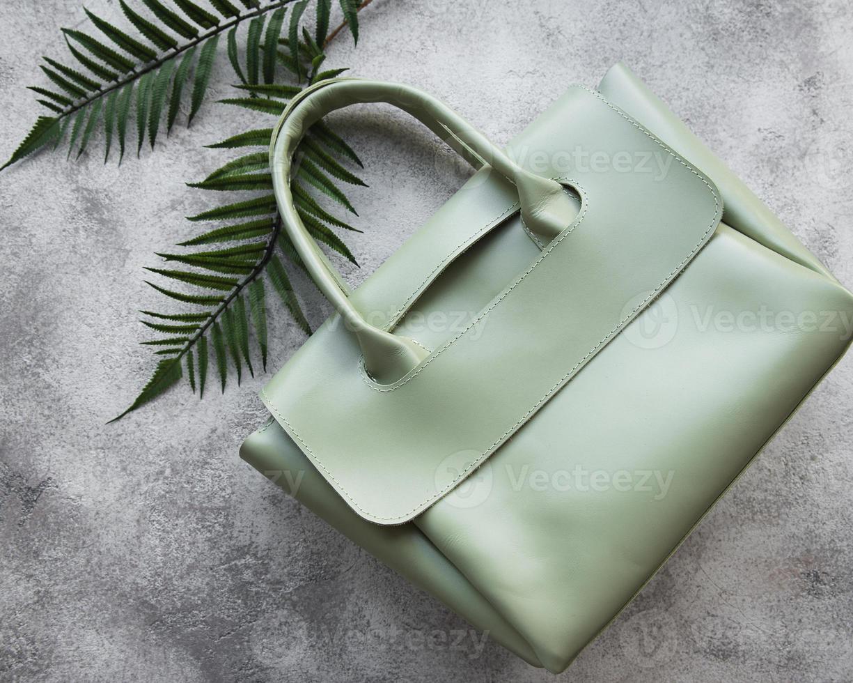 sac pour femme en cuir vert photo