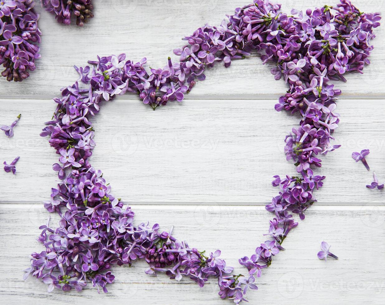 cadre de branches et de fleurs de lilas en forme de coeur photo