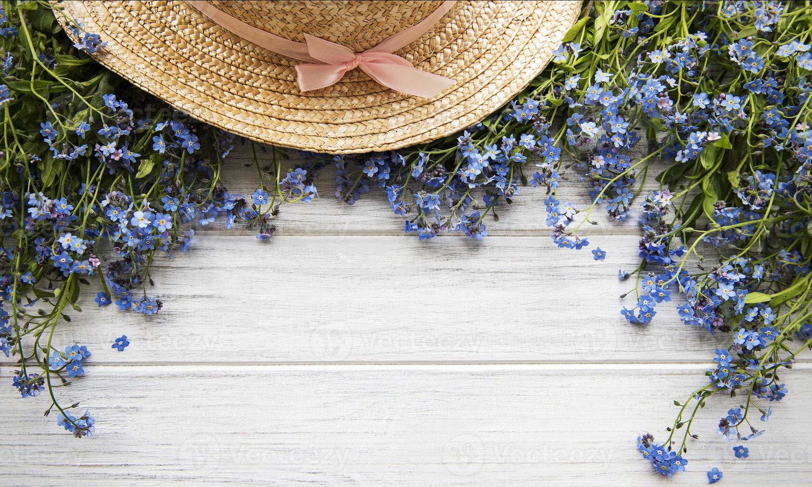 fleurs myosotis et chapeau de paille photo