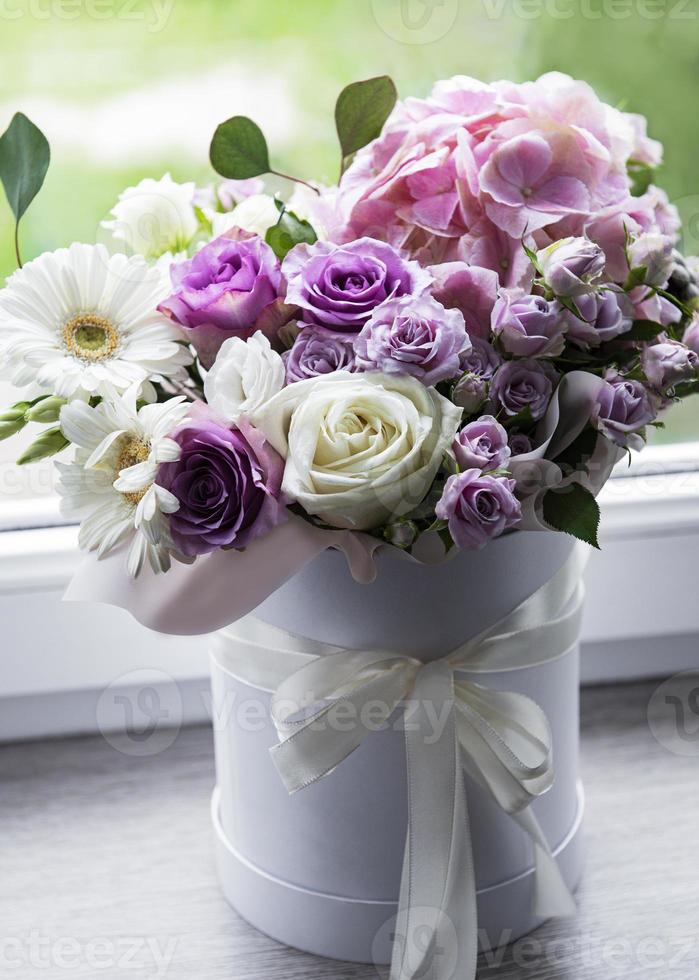 belles fleurs dans une boîte ronde blanche photo