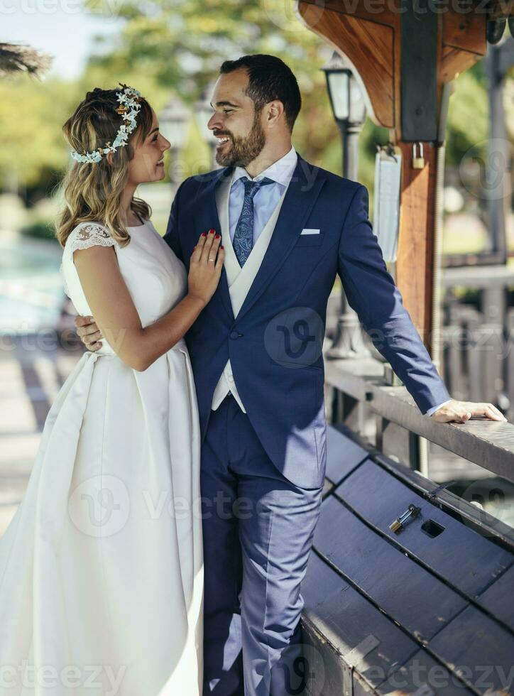 de mariée couple profiter leur mariage journée dans une parc photo