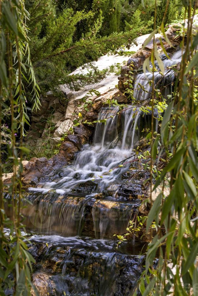 petite cascade dans un jardin de murcie espagne photo