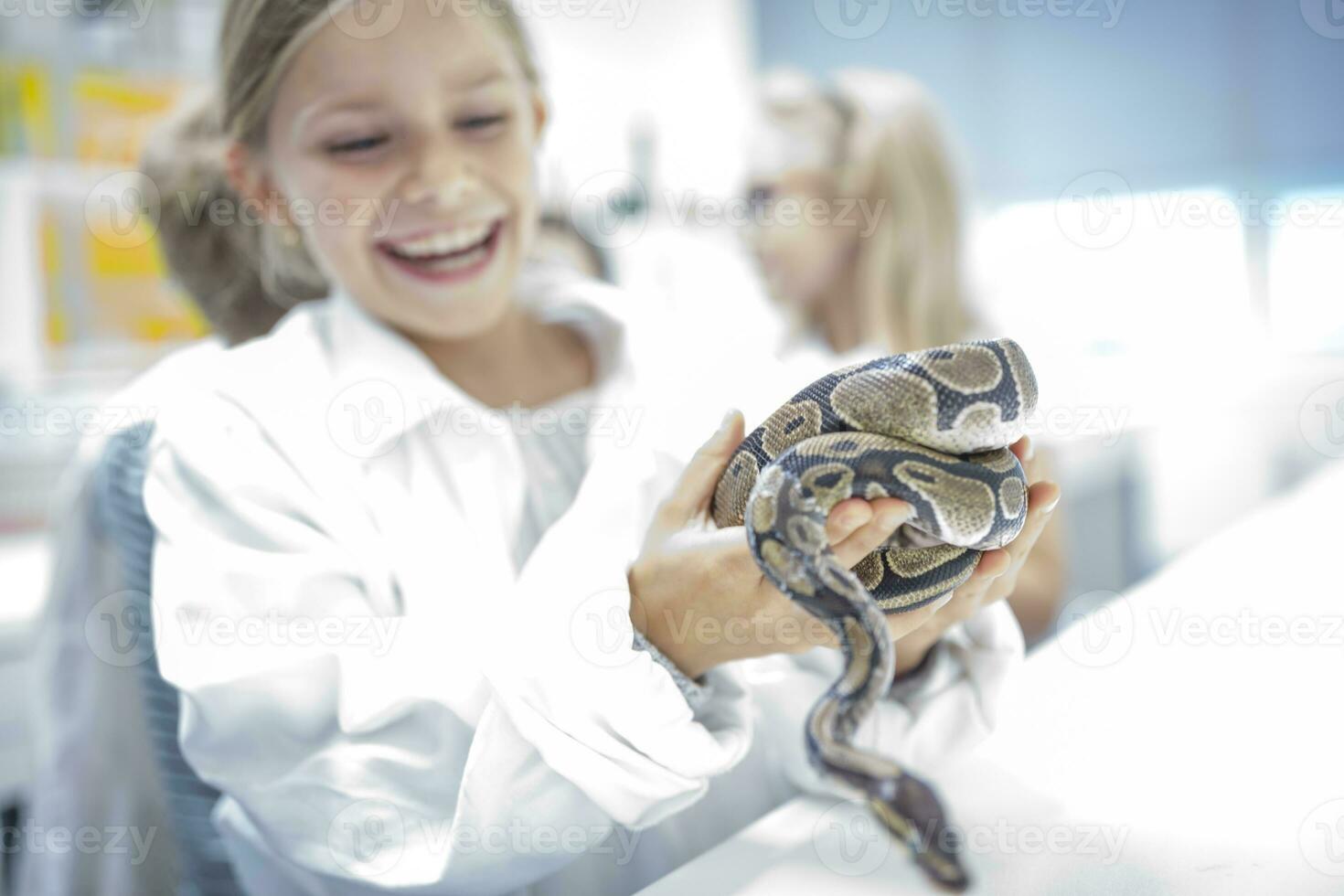 content écolière dans science classe en portant serpent photo