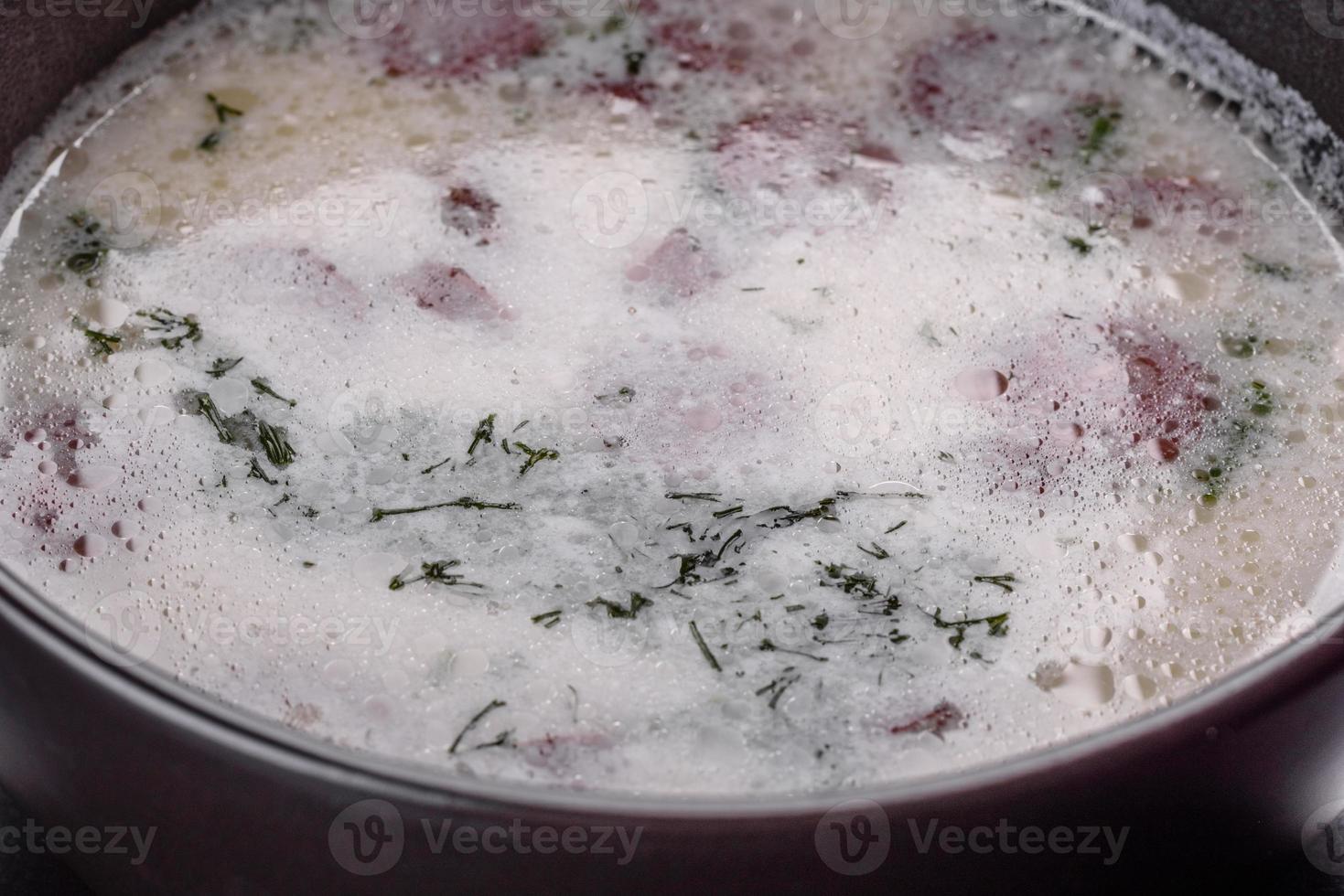 soupe au fromage avec saucisses frites et herbes. savoureuse soupe au fromage à la crème photo