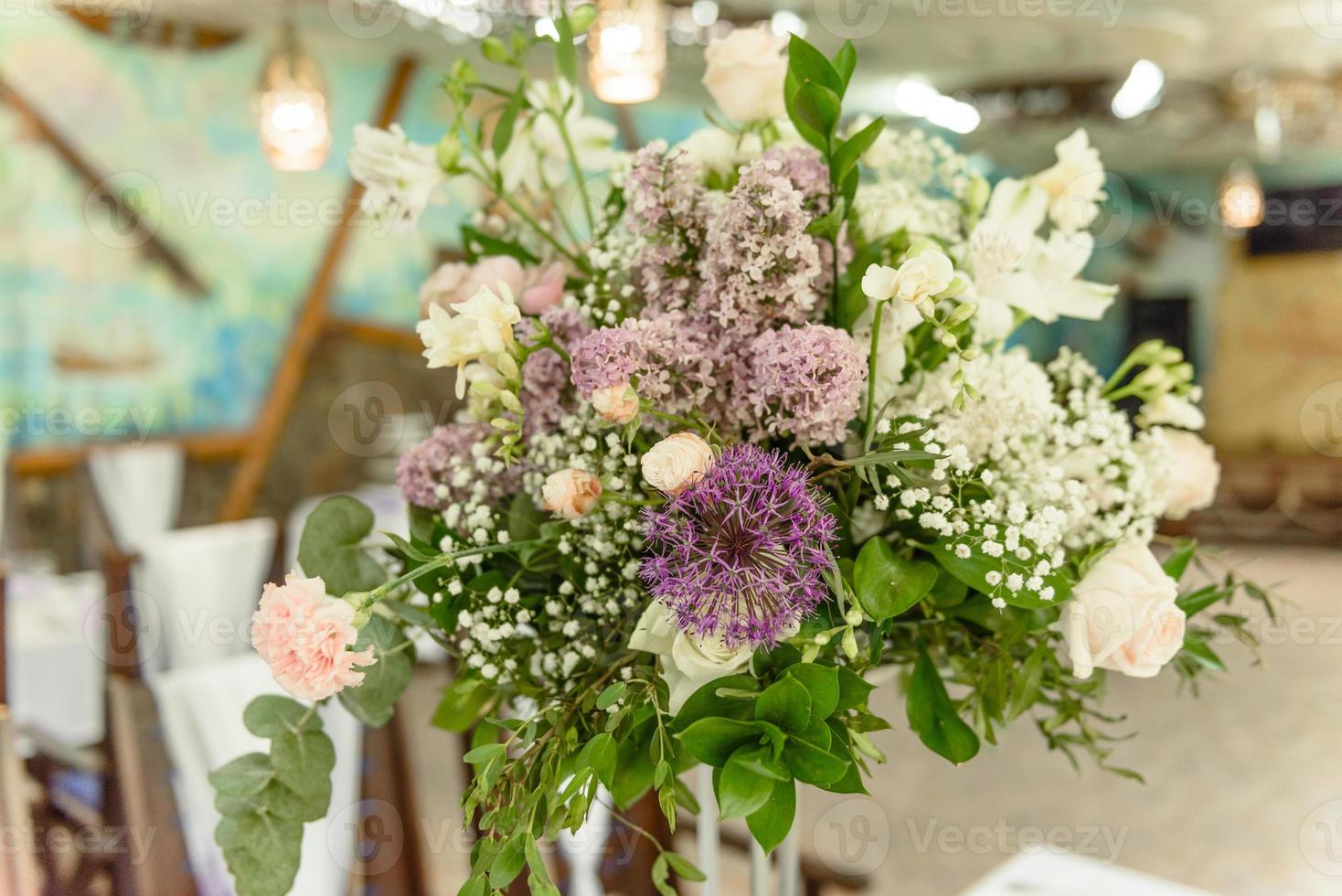 belles compositions florales au restaurant pour la cérémonie de mariage photo