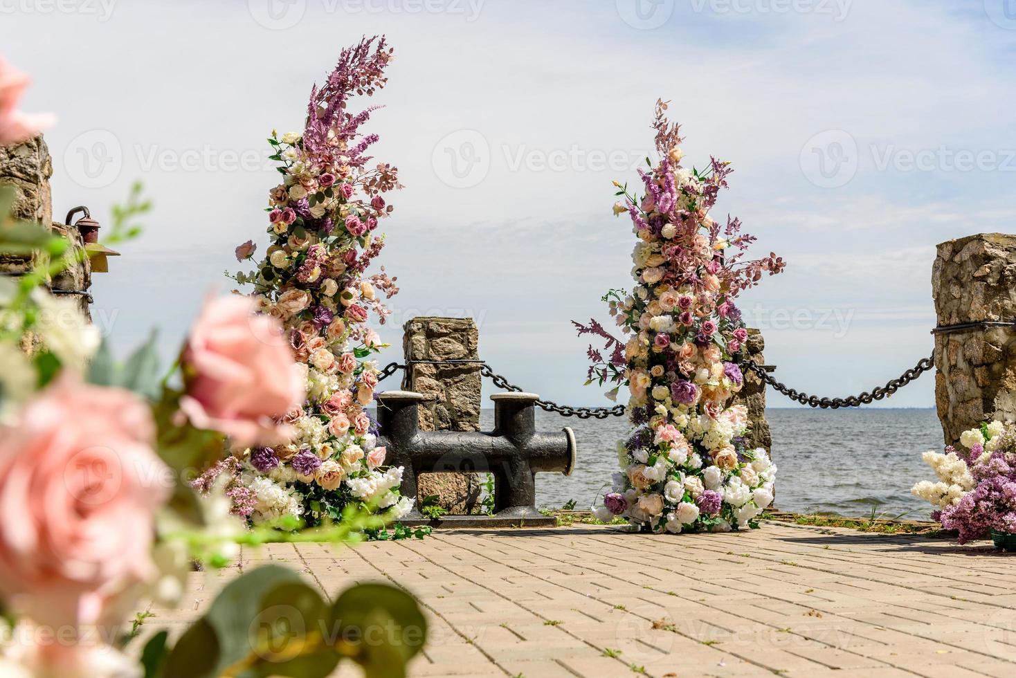 belle composition florale pour une cérémonie de mariage sur la côte océanique photo