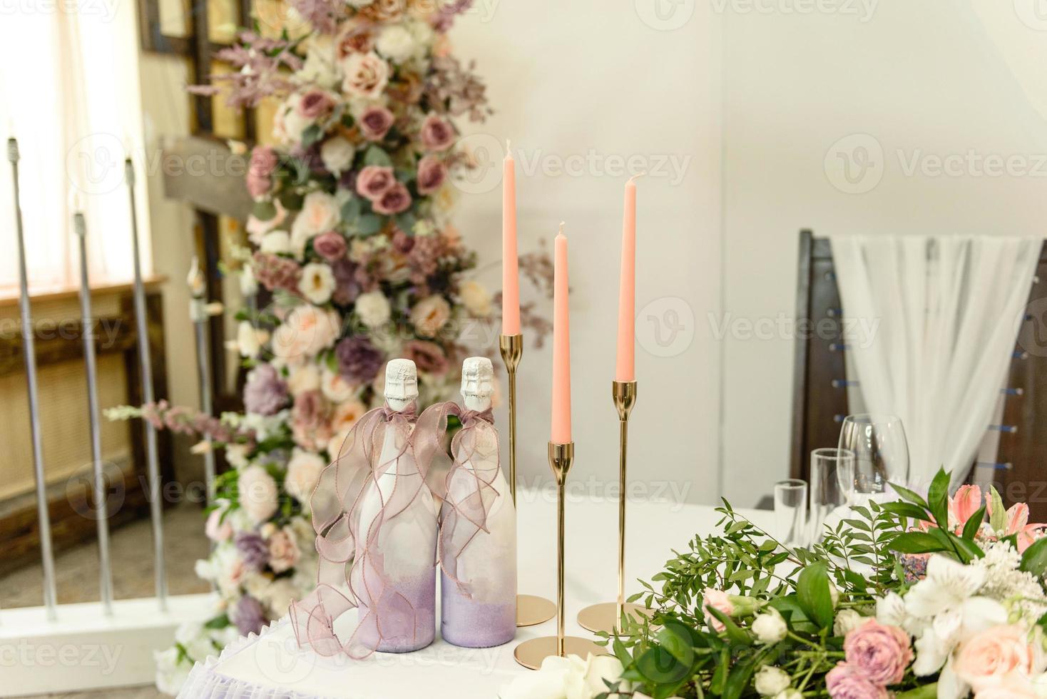 belles compositions florales au restaurant pour la cérémonie de mariage photo