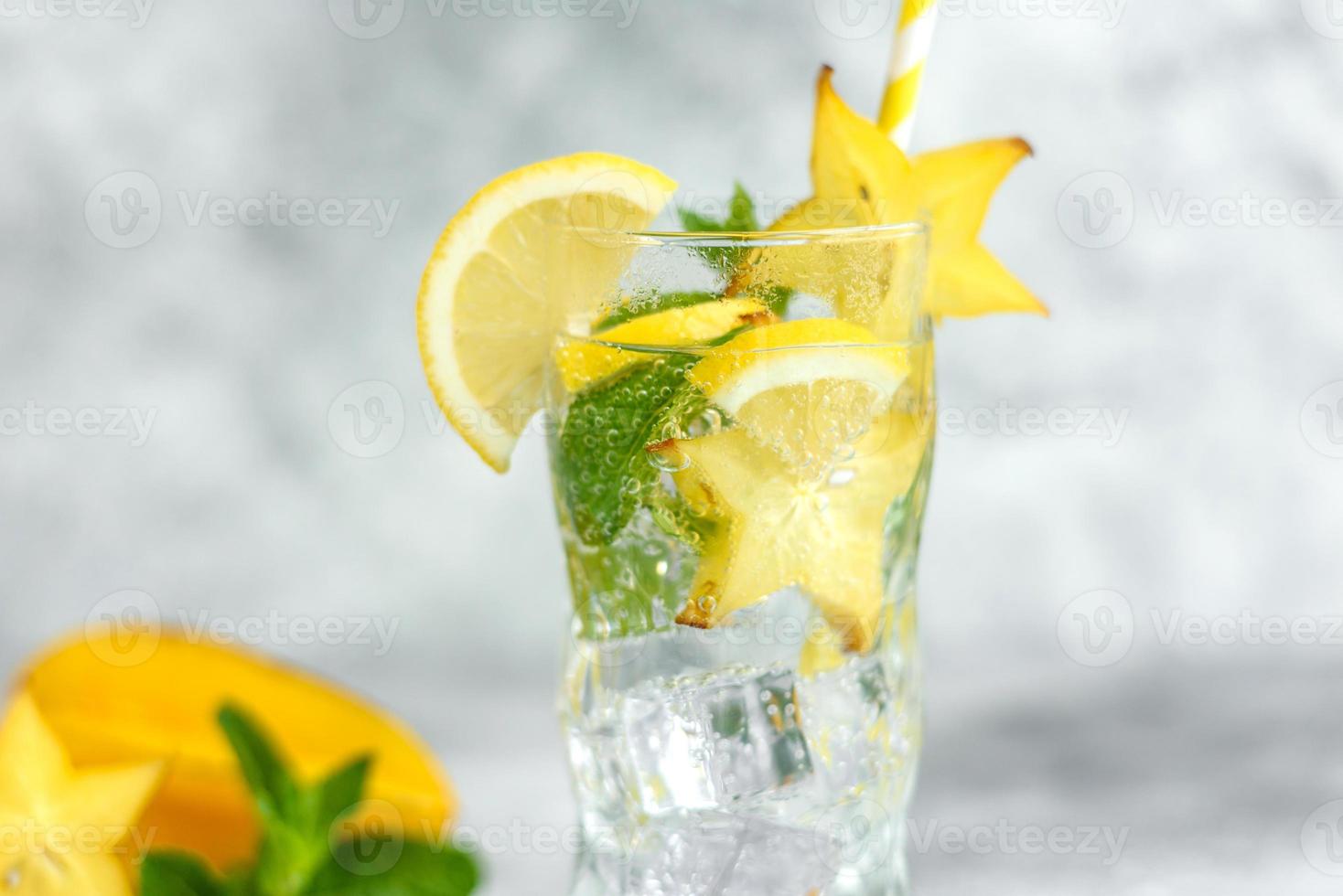 cocktail d'été frais avec citrons, menthe et glace, image de mise au point sélective photo