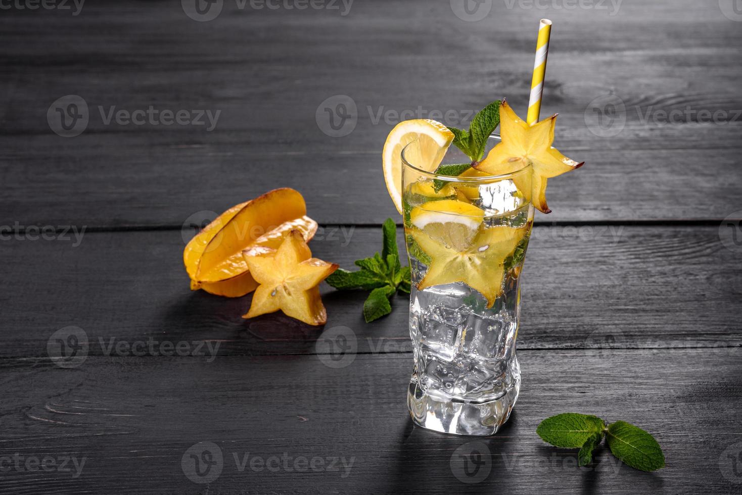 cocktail d'été frais avec citrons, menthe et glace, image de mise au point sélective photo