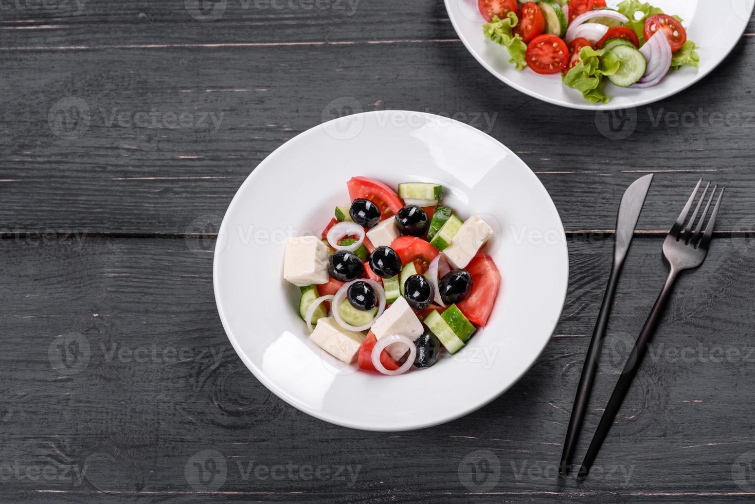 délicieuse salade grecque fraîche avec tomate, concombre, oignons et olives à l'huile d'olive photo