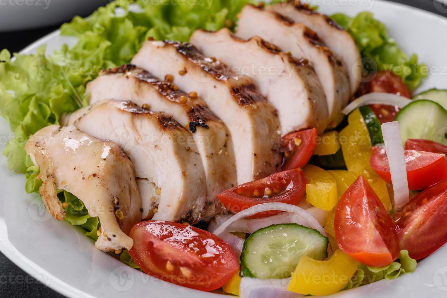 délicieuse salade fraîche avec poulet, tomate, concombre, oignons et légumes verts à l'huile d'olive photo