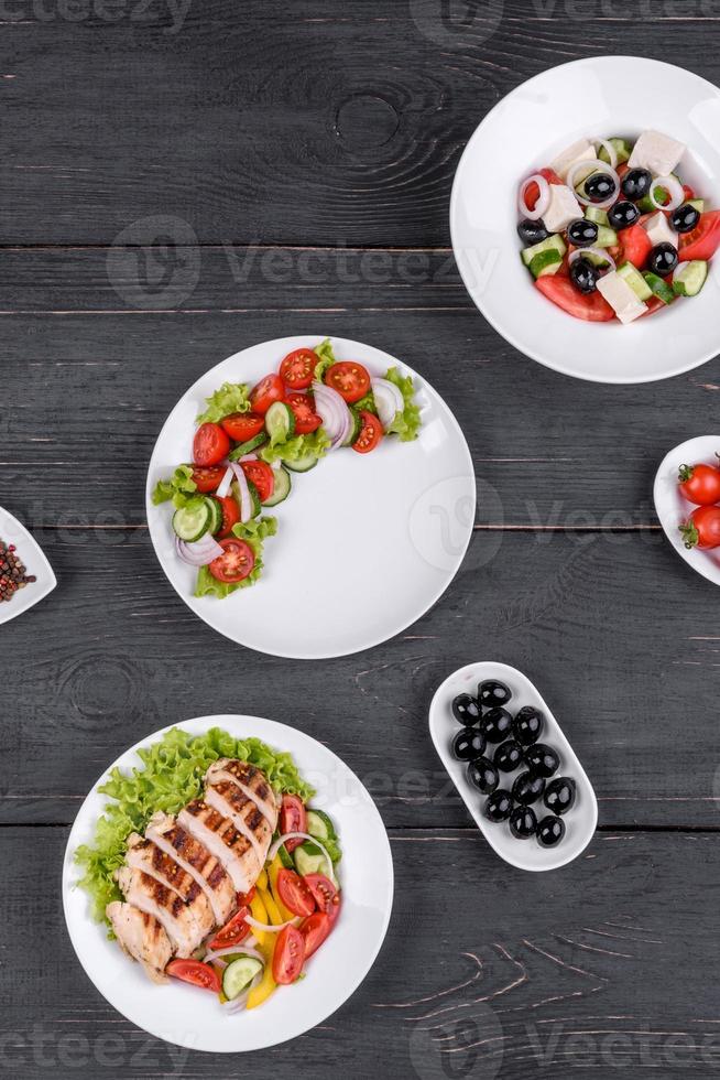 trois délicieuses salades fraîches avec poulet, tomate, concombre, oignons et légumes verts à l'huile d'olive photo