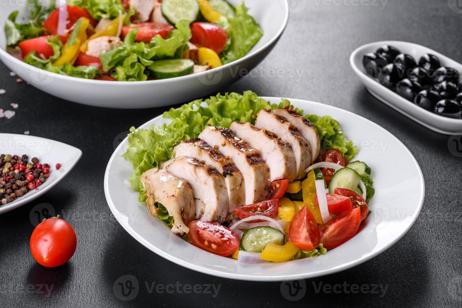 délicieuse salade fraîche avec poulet, tomate, concombre, oignons et légumes verts à l'huile d'olive photo