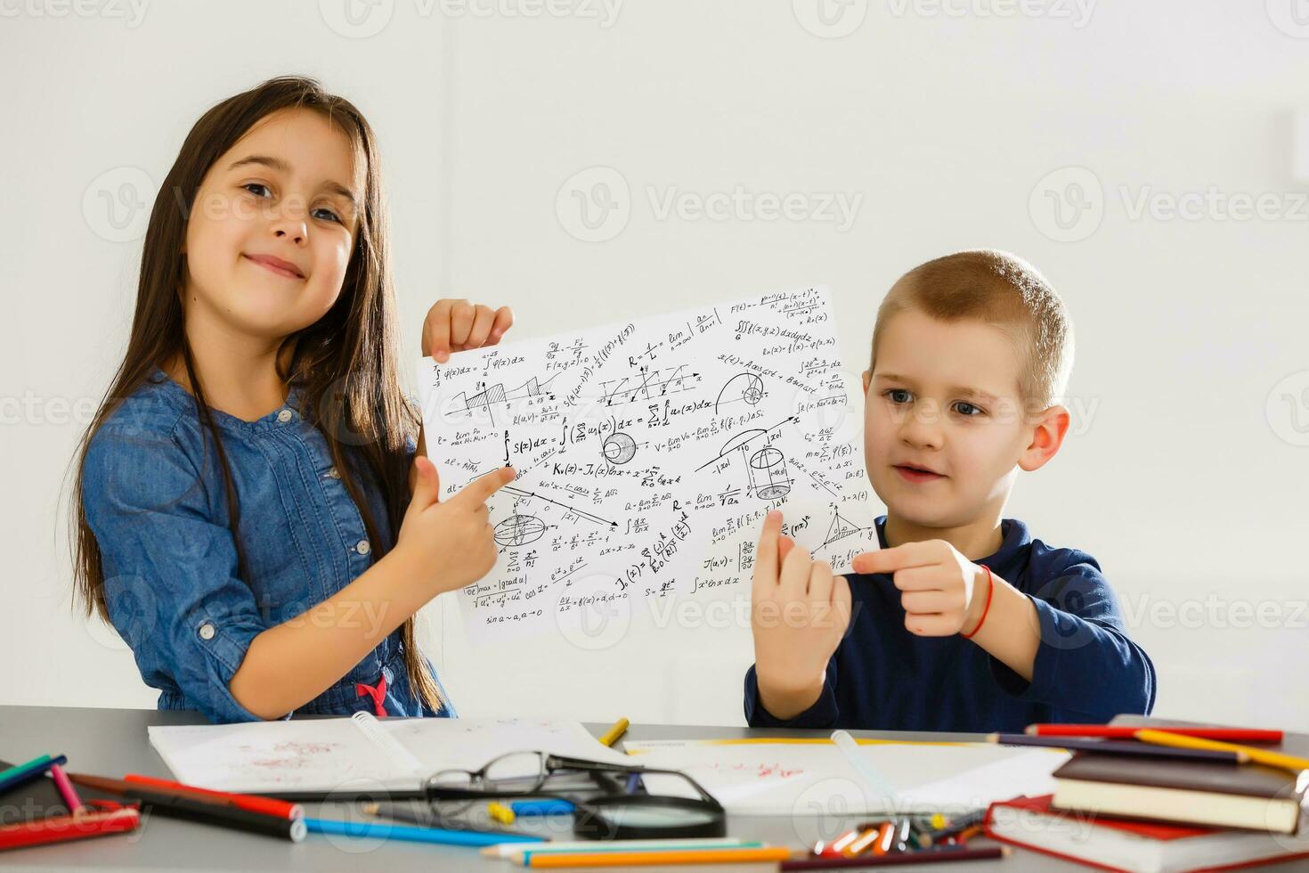 garçon deux gens qui sont créatif, avoir amusement apprentissage mathématiques, l'écriture réponses à des questions. enfant la créativité éducation concept photo