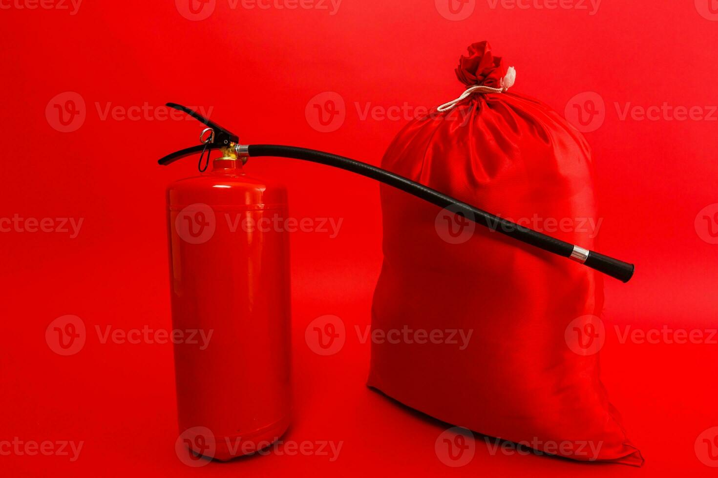 Père Noël sac et Feu extincteur isolé rouge Contexte photo