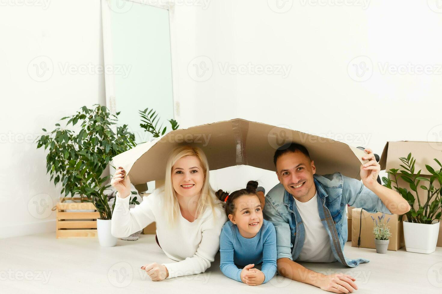 content famille séance sur en bois sol. père, mère et enfant ayant amusement ensemble. en mouvement maison jour, Nouveau Accueil et conception intérieur concept photo