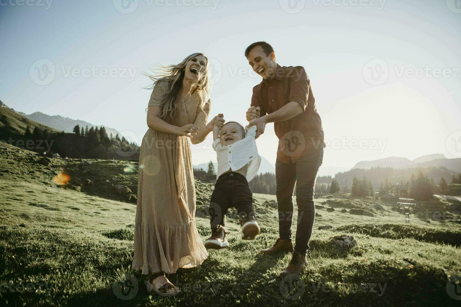 content famille en jouant avec peu fils sur une randonnée voyage, Schwegalp, Nesslau, Suisse photo