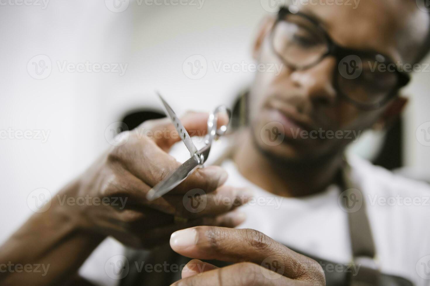 fermer de coiffeur en portant les ciseaux photo